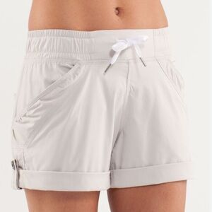 LULULEMON Play in the Sun Shorts Size 12